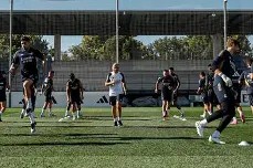 kaiyun(中国)官方网站-战术的较量：两位教练在场边互相博弈()