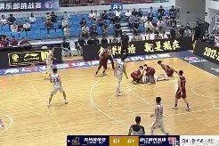 kaiyun(中国)官方网站-雄鹿主帅遭质疑，团队战术失误频发，形势岌岌可危()