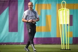 开云体育app-丹麦球员埃里克森比赛中突然倒地